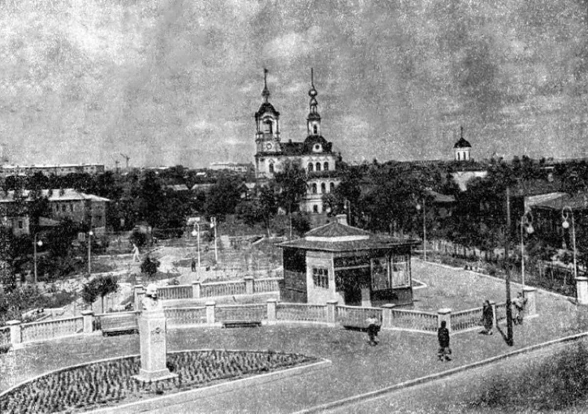 Весной 1909 года в России широко отмечалось столетие со дня рождения Николая Гоголя. Владимирская городская дума также решила установить памятник писателю напротив реального училища у Золотых ворот. Сделать это удалось лишь спустя пару лет. А уже в восьмидесятых бюст таинственным образом исчез. Найти его удалось лишь на заре нового века…