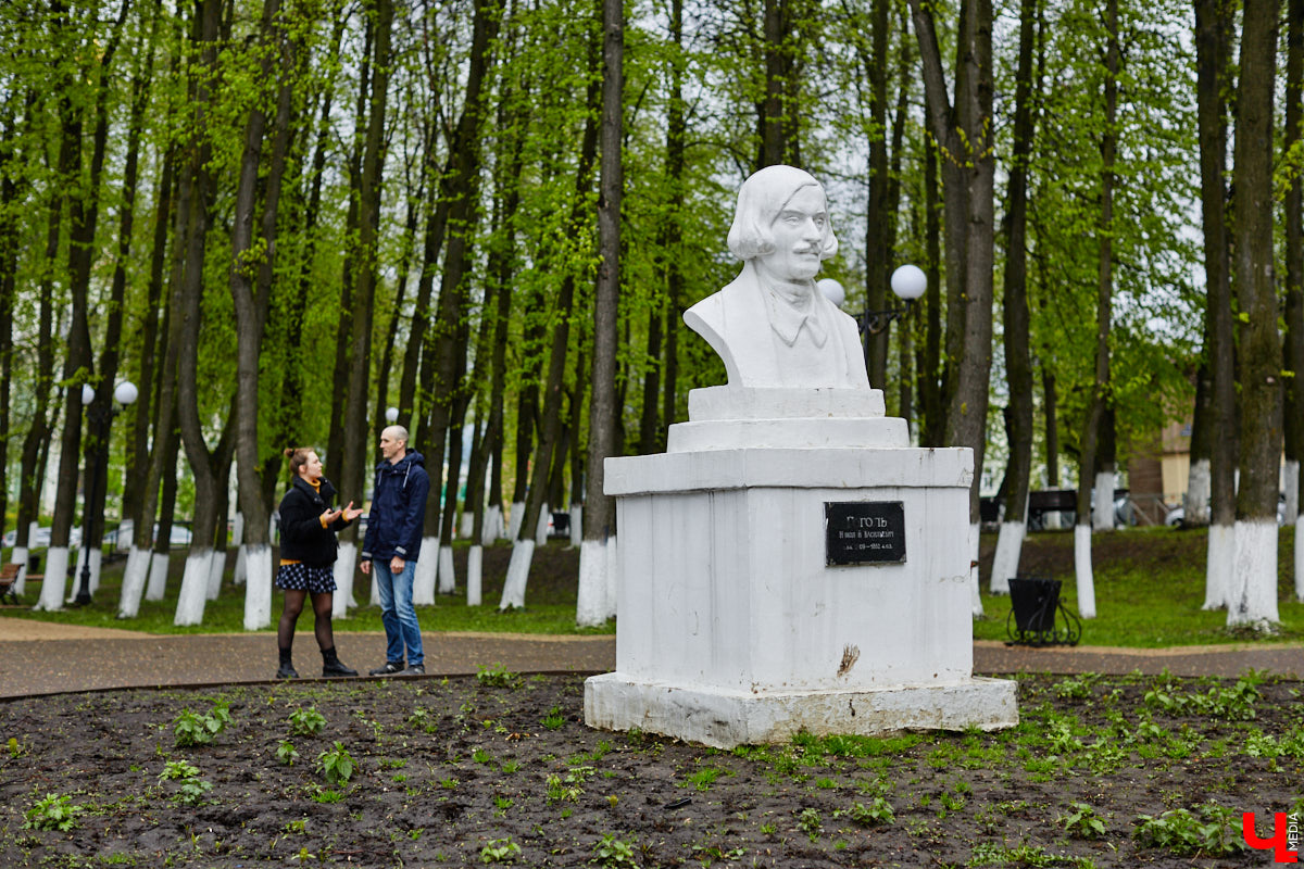 Весной 1909 года в России широко отмечалось столетие со дня рождения Николая Гоголя. Владимирская городская дума также решила установить памятник писателю напротив реального училища у Золотых ворот. Сделать это удалось лишь спустя пару лет. А уже в восьмидесятых бюст таинственным образом исчез. Найти его удалось лишь на заре нового века…