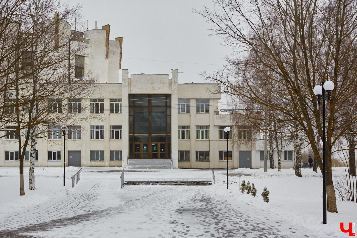 Во Владимире готовятся отремонтировать Дворец детского и юношеского творчества. О капитальных работах речь, правда, пока не идет. В этом году в порядок обещают привести кровлю и фасад. Да и то не полностью. На ремонт лицевой стороны здания уже выделено два миллиона рублей. Работы стартуют, как только позволит погода.