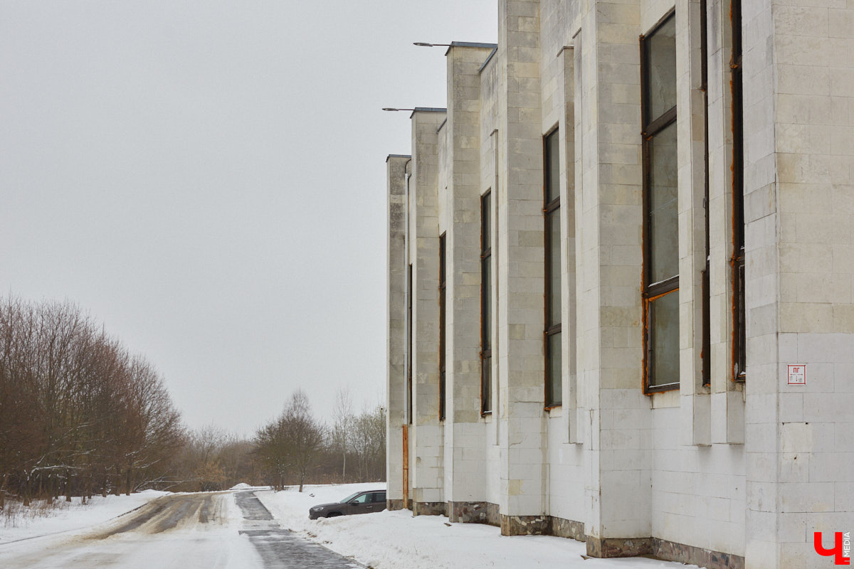 Во Владимире готовятся отремонтировать Дворец детского и юношеского творчества. О капитальных работах речь, правда, пока не идет. В этом году в порядок обещают привести кровлю и фасад. Да и то не полностью. На ремонт лицевой стороны здания уже выделено два миллиона рублей. Работы стартуют, как только позволит погода.