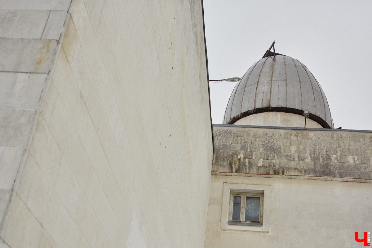 Во Владимире готовятся отремонтировать Дворец детского и юношеского творчества. О капитальных работах речь, правда, пока не идет. В этом году в порядок обещают привести кровлю и фасад. Да и то не полностью. На ремонт лицевой стороны здания уже выделено два миллиона рублей. Работы стартуют, как только позволит погода.