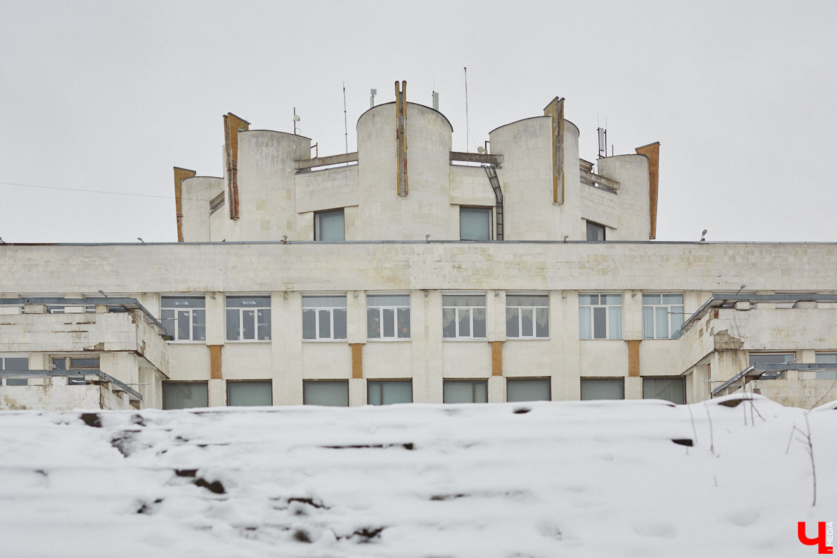 Во Владимире готовятся отремонтировать Дворец детского и юношеского творчества. О капитальных работах речь, правда, пока не идет. В этом году в порядок обещают привести кровлю и фасад. Да и то не полностью. На ремонт лицевой стороны здания уже выделено два миллиона рублей. Работы стартуют, как только позволит погода.
