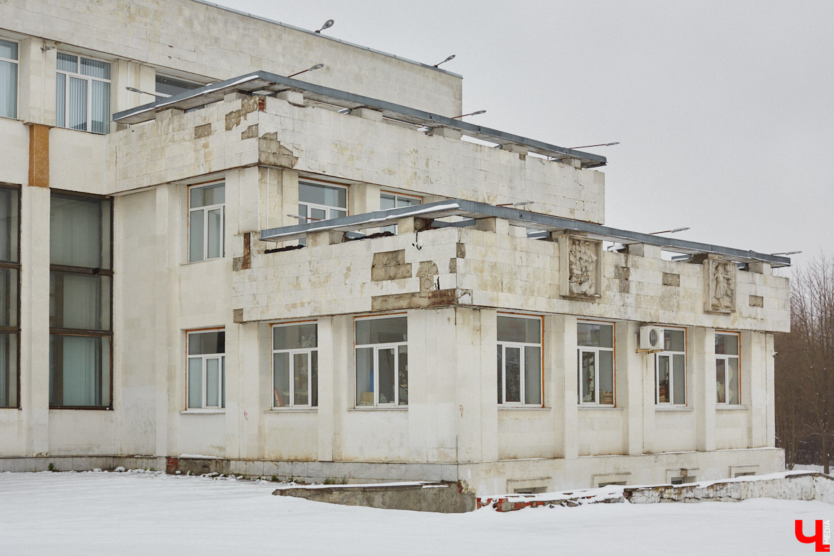Во Владимире готовятся отремонтировать Дворец детского и юношеского творчества. О капитальных работах речь, правда, пока не идет. В этом году в порядок обещают привести кровлю и фасад. Да и то не полностью. На ремонт лицевой стороны здания уже выделено два миллиона рублей. Работы стартуют, как только позволит погода.