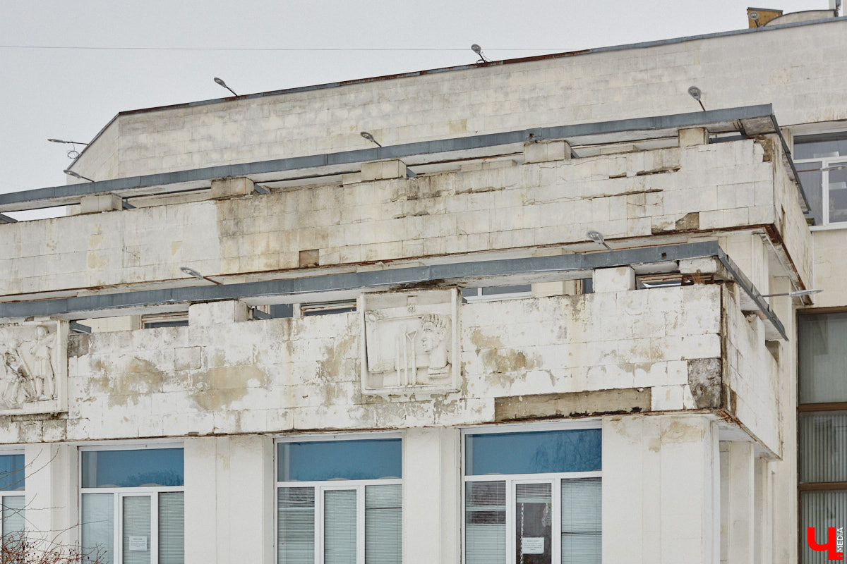 Во Владимире готовятся отремонтировать Дворец детского и юношеского творчества. О капитальных работах речь, правда, пока не идет. В этом году в порядок обещают привести кровлю и фасад. Да и то не полностью. На ремонт лицевой стороны здания уже выделено два миллиона рублей. Работы стартуют, как только позволит погода.