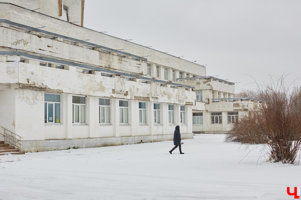 Во Владимире готовятся отремонтировать Дворец детского и юношеского творчества. О капитальных работах речь, правда, пока не идет. В этом году в порядок обещают привести кровлю и фасад. Да и то не полностью. На ремонт лицевой стороны здания уже выделено два миллиона рублей. Работы стартуют, как только позволит погода.