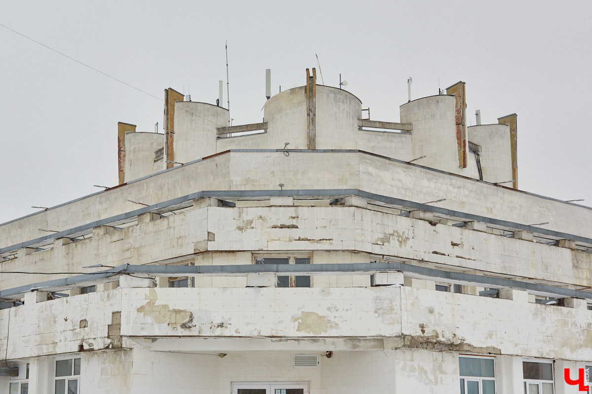 Во Владимире готовятся отремонтировать Дворец детского и юношеского творчества. О капитальных работах речь, правда, пока не идет. В этом году в порядок обещают привести кровлю и фасад. Да и то не полностью. На ремонт лицевой стороны здания уже выделено два миллиона рублей. Работы стартуют, как только позволит погода.