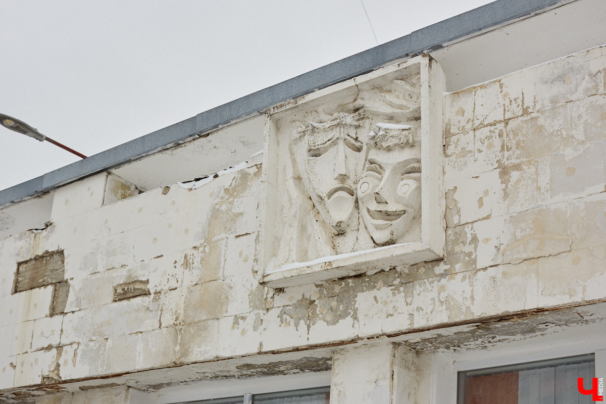 Во Владимире готовятся отремонтировать Дворец детского и юношеского творчества. О капитальных работах речь, правда, пока не идет. В этом году в порядок обещают привести кровлю и фасад. Да и то не полностью. На ремонт лицевой стороны здания уже выделено два миллиона рублей. Работы стартуют, как только позволит погода.