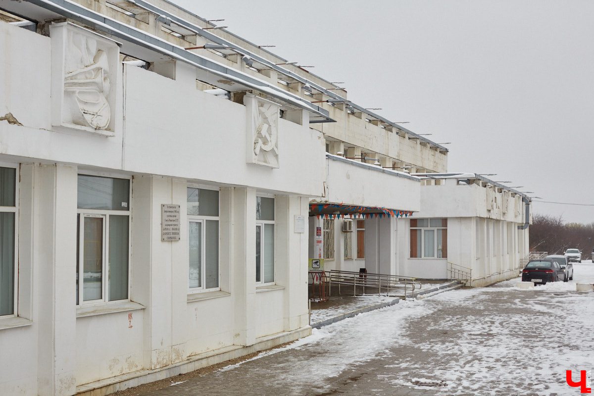 Во Владимире готовятся отремонтировать Дворец детского и юношеского творчества. О капитальных работах речь, правда, пока не идет. В этом году в порядок обещают привести кровлю и фасад. Да и то не полностью. На ремонт лицевой стороны здания уже выделено два миллиона рублей. Работы стартуют, как только позволит погода.