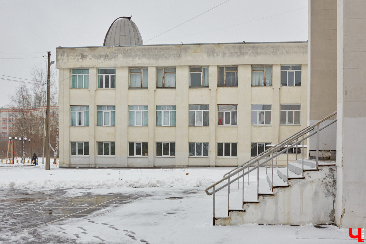Во Владимире готовятся отремонтировать Дворец детского и юношеского творчества. О капитальных работах речь, правда, пока не идет. В этом году в порядок обещают привести кровлю и фасад. Да и то не полностью. На ремонт лицевой стороны здания уже выделено два миллиона рублей. Работы стартуют, как только позволит погода.