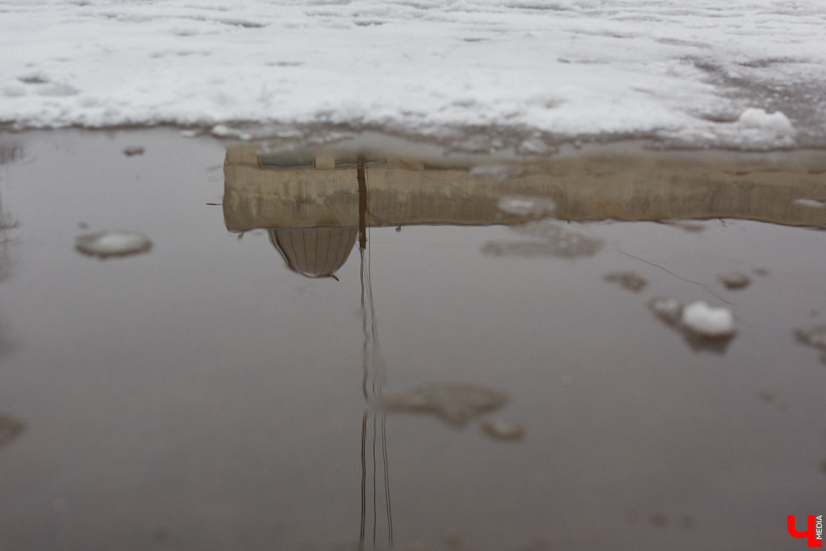 Во Владимире готовятся отремонтировать Дворец детского и юношеского творчества. О капитальных работах речь, правда, пока не идет. В этом году в порядок обещают привести кровлю и фасад. Да и то не полностью. На ремонт лицевой стороны здания уже выделено два миллиона рублей. Работы стартуют, как только позволит погода.
