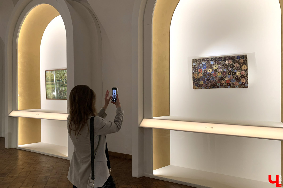 Апрельский снегопад вернул в Суздаль атмосферу русской зимы. И лишь в одном месте весна уже успела расплескать свои теплые краски. В выставочном зале кремля открылась выставка «Наивно. Искусство простоты». На ней представлены картины художников-наивистов. Этот яркий, простодушный и такой понятный каждому мир притягивает своей неподдельной чистотой и искренностью.