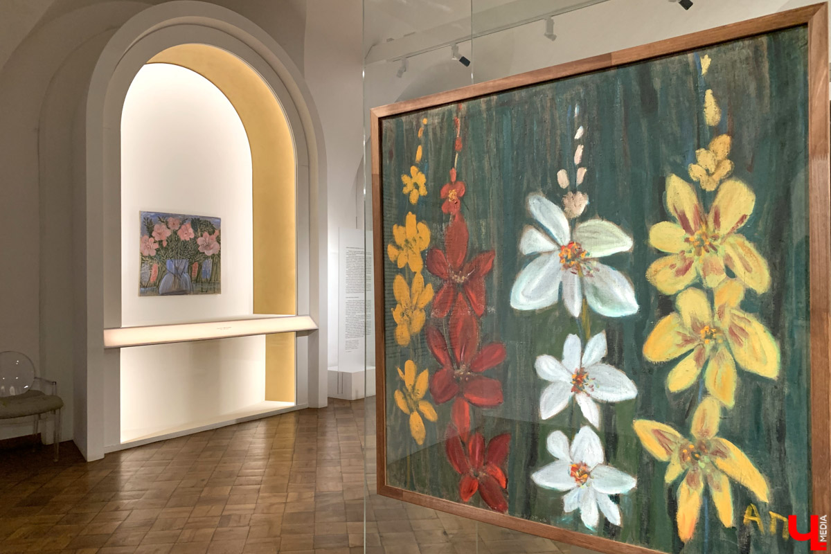 Апрельский снегопад вернул в Суздаль атмосферу русской зимы. И лишь в одном месте весна уже успела расплескать свои теплые краски. В выставочном зале кремля открылась выставка «Наивно. Искусство простоты». На ней представлены картины художников-наивистов. Этот яркий, простодушный и такой понятный каждому мир притягивает своей неподдельной чистотой и искренностью.