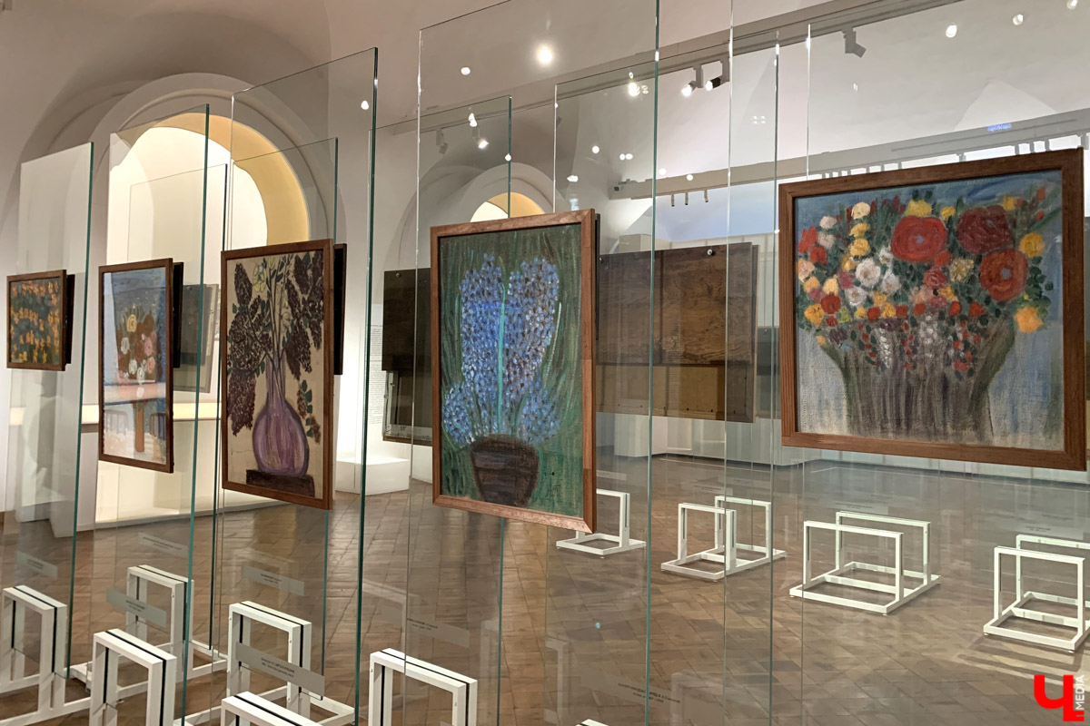 Апрельский снегопад вернул в Суздаль атмосферу русской зимы. И лишь в одном месте весна уже успела расплескать свои теплые краски. В выставочном зале кремля открылась выставка «Наивно. Искусство простоты». На ней представлены картины художников-наивистов. Этот яркий, простодушный и такой понятный каждому мир притягивает своей неподдельной чистотой и искренностью.