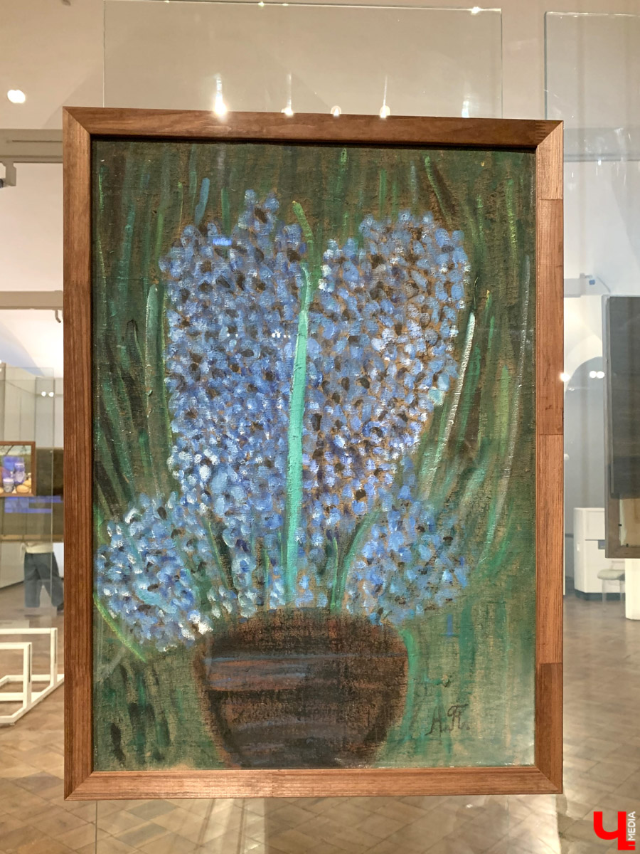 Апрельский снегопад вернул в Суздаль атмосферу русской зимы. И лишь в одном месте весна уже успела расплескать свои теплые краски. В выставочном зале кремля открылась выставка «Наивно. Искусство простоты». На ней представлены картины художников-наивистов. Этот яркий, простодушный и такой понятный каждому мир притягивает своей неподдельной чистотой и искренностью.