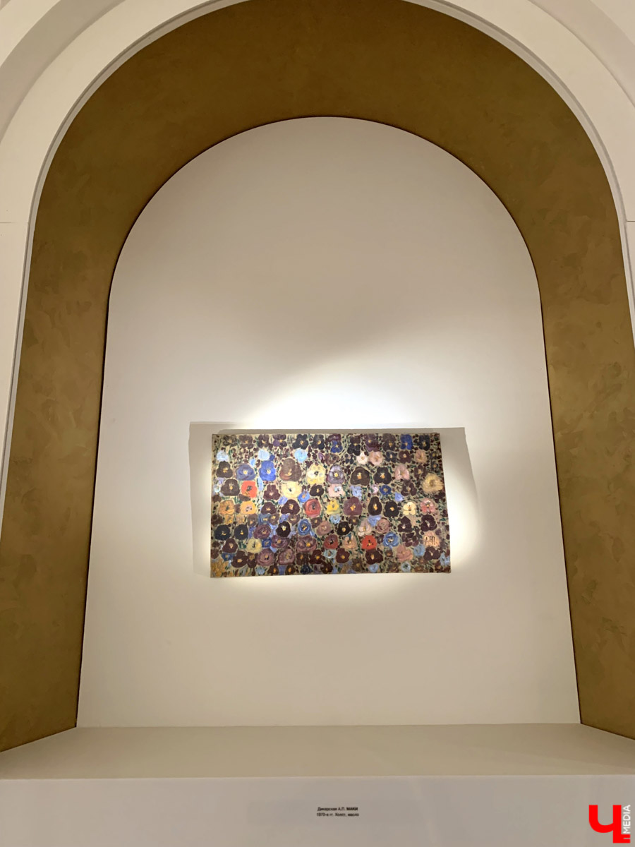 Апрельский снегопад вернул в Суздаль атмосферу русской зимы. И лишь в одном месте весна уже успела расплескать свои теплые краски. В выставочном зале кремля открылась выставка «Наивно. Искусство простоты». На ней представлены картины художников-наивистов. Этот яркий, простодушный и такой понятный каждому мир притягивает своей неподдельной чистотой и искренностью.