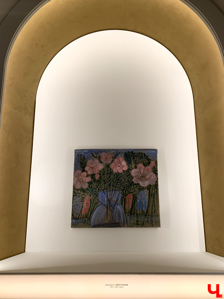 Апрельский снегопад вернул в Суздаль атмосферу русской зимы. И лишь в одном месте весна уже успела расплескать свои теплые краски. В выставочном зале кремля открылась выставка «Наивно. Искусство простоты». На ней представлены картины художников-наивистов. Этот яркий, простодушный и такой понятный каждому мир притягивает своей неподдельной чистотой и искренностью.