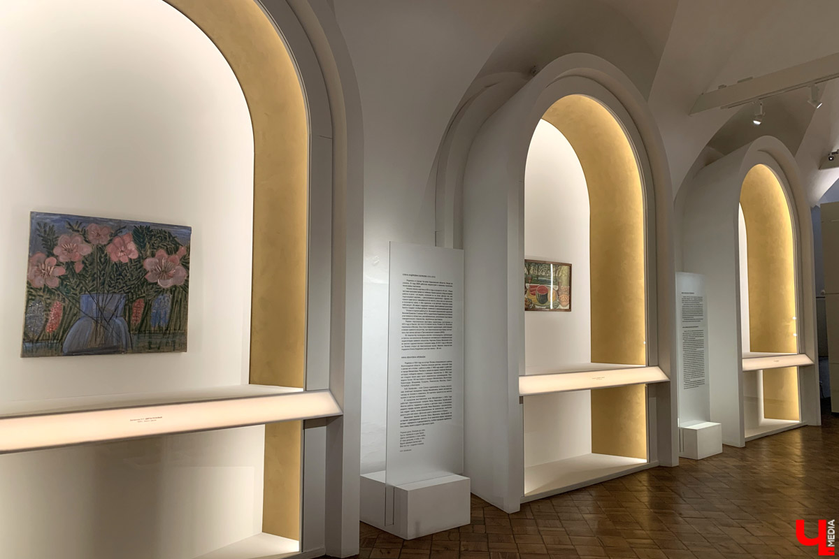 Апрельский снегопад вернул в Суздаль атмосферу русской зимы. И лишь в одном месте весна уже успела расплескать свои теплые краски. В выставочном зале кремля открылась выставка «Наивно. Искусство простоты». На ней представлены картины художников-наивистов. Этот яркий, простодушный и такой понятный каждому мир притягивает своей неподдельной чистотой и искренностью.