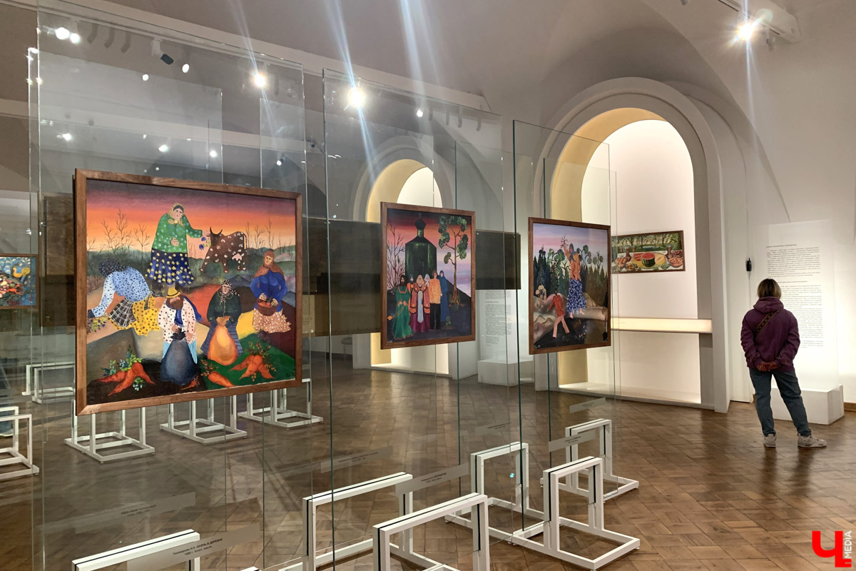 Апрельский снегопад вернул в Суздаль атмосферу русской зимы. И лишь в одном месте весна уже успела расплескать свои теплые краски. В выставочном зале кремля открылась выставка «Наивно. Искусство простоты». На ней представлены картины художников-наивистов. Этот яркий, простодушный и такой понятный каждому мир притягивает своей неподдельной чистотой и искренностью.