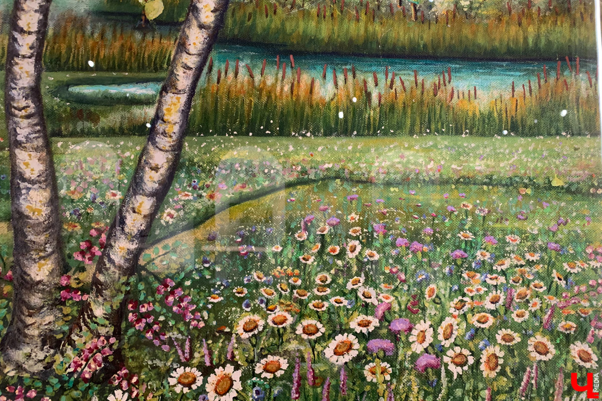 Апрельский снегопад вернул в Суздаль атмосферу русской зимы. И лишь в одном месте весна уже успела расплескать свои теплые краски. В выставочном зале кремля открылась выставка «Наивно. Искусство простоты». На ней представлены картины художников-наивистов. Этот яркий, простодушный и такой понятный каждому мир притягивает своей неподдельной чистотой и искренностью.