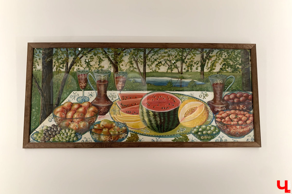 Апрельский снегопад вернул в Суздаль атмосферу русской зимы. И лишь в одном месте весна уже успела расплескать свои теплые краски. В выставочном зале кремля открылась выставка «Наивно. Искусство простоты». На ней представлены картины художников-наивистов. Этот яркий, простодушный и такой понятный каждому мир притягивает своей неподдельной чистотой и искренностью.