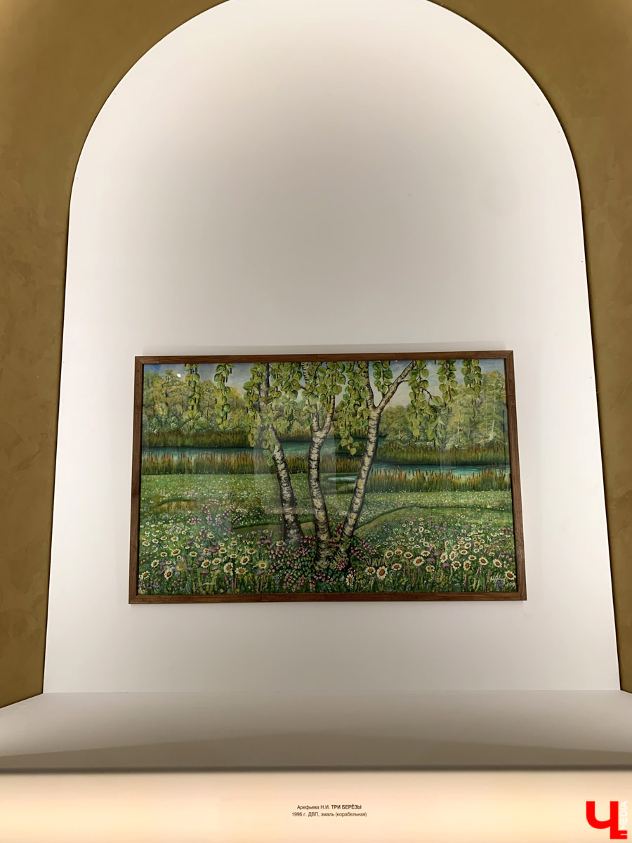 Апрельский снегопад вернул в Суздаль атмосферу русской зимы. И лишь в одном месте весна уже успела расплескать свои теплые краски. В выставочном зале кремля открылась выставка «Наивно. Искусство простоты». На ней представлены картины художников-наивистов. Этот яркий, простодушный и такой понятный каждому мир притягивает своей неподдельной чистотой и искренностью.