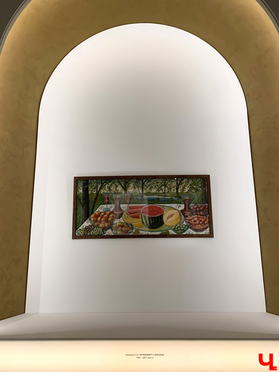 Апрельский снегопад вернул в Суздаль атмосферу русской зимы. И лишь в одном месте весна уже успела расплескать свои теплые краски. В выставочном зале кремля открылась выставка «Наивно. Искусство простоты». На ней представлены картины художников-наивистов. Этот яркий, простодушный и такой понятный каждому мир притягивает своей неподдельной чистотой и искренностью.