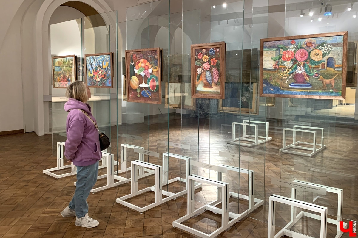 Апрельский снегопад вернул в Суздаль атмосферу русской зимы. И лишь в одном месте весна уже успела расплескать свои теплые краски. В выставочном зале кремля открылась выставка «Наивно. Искусство простоты». На ней представлены картины художников-наивистов. Этот яркий, простодушный и такой понятный каждому мир притягивает своей неподдельной чистотой и искренностью.