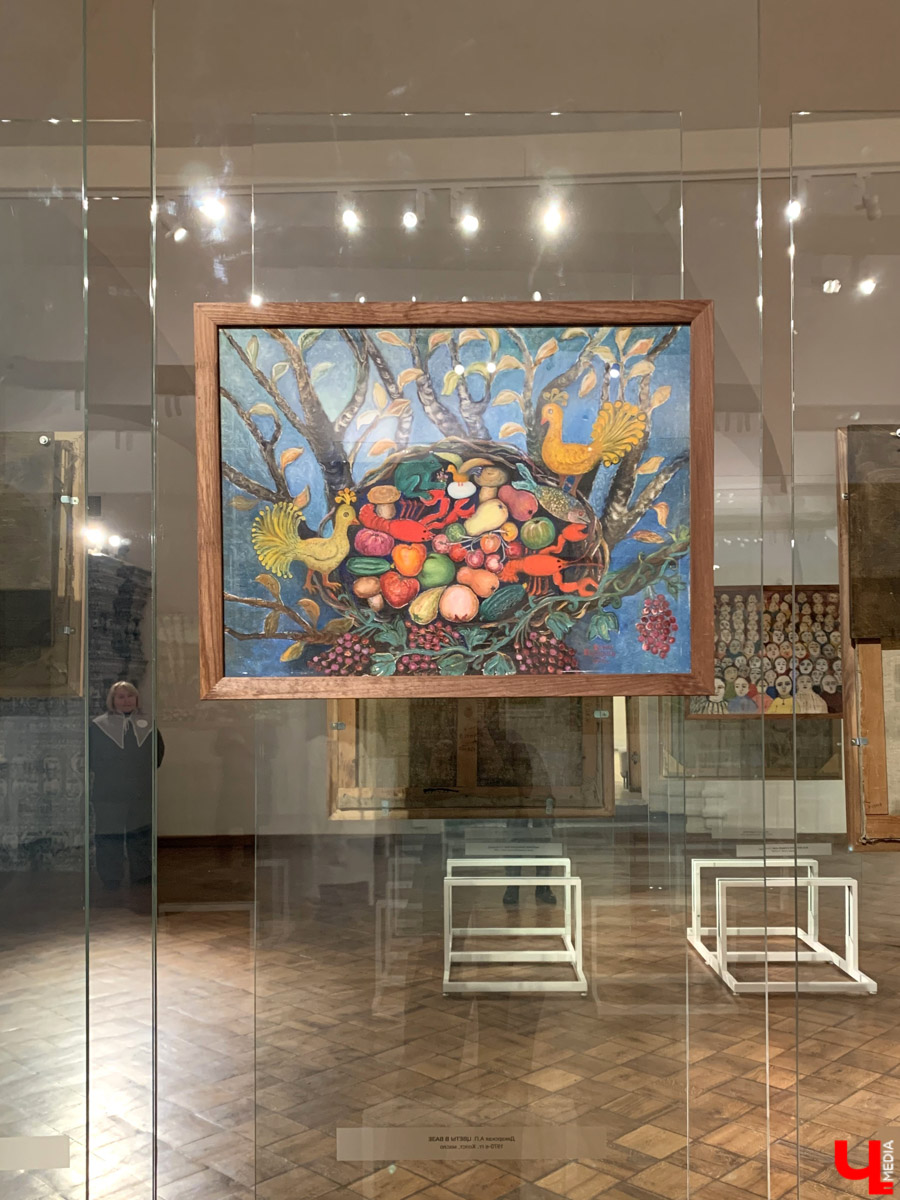 Апрельский снегопад вернул в Суздаль атмосферу русской зимы. И лишь в одном месте весна уже успела расплескать свои теплые краски. В выставочном зале кремля открылась выставка «Наивно. Искусство простоты». На ней представлены картины художников-наивистов. Этот яркий, простодушный и такой понятный каждому мир притягивает своей неподдельной чистотой и искренностью.