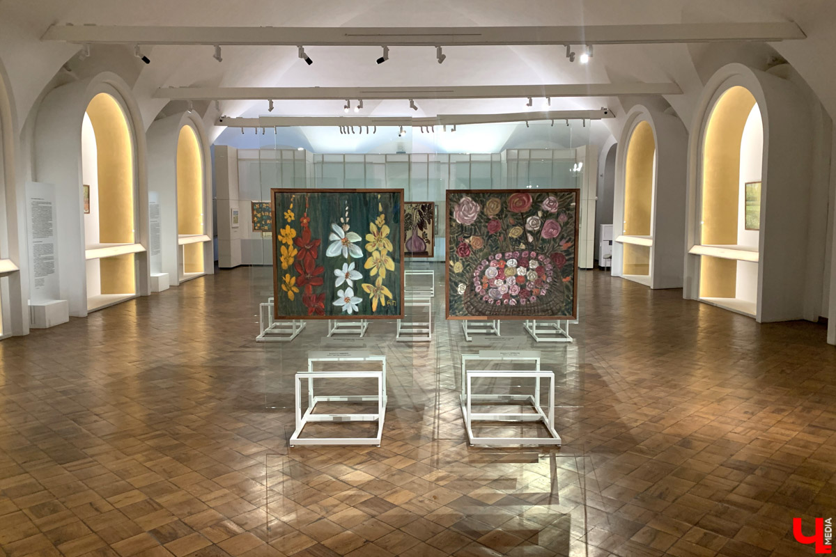 Апрельский снегопад вернул в Суздаль атмосферу русской зимы. И лишь в одном месте весна уже успела расплескать свои теплые краски. В выставочном зале кремля открылась выставка «Наивно. Искусство простоты». На ней представлены картины художников-наивистов. Этот яркий, простодушный и такой понятный каждому мир притягивает своей неподдельной чистотой и искренностью.