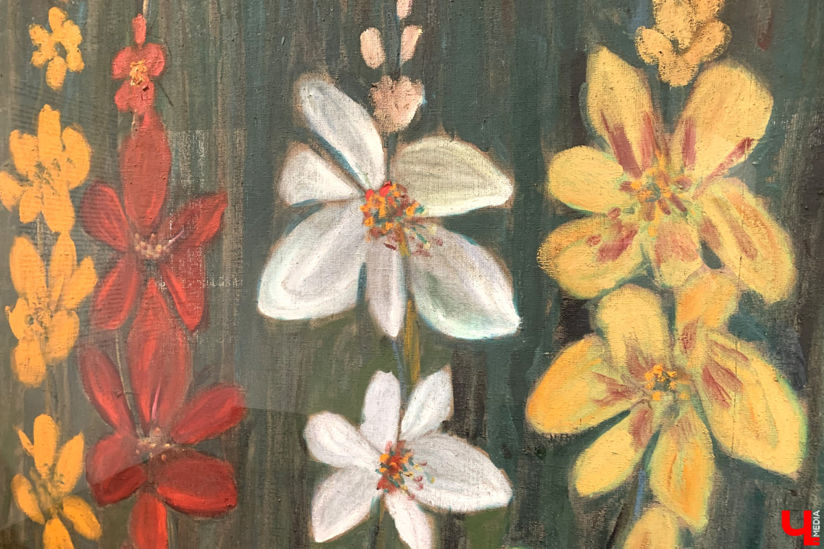 Апрельский снегопад вернул в Суздаль атмосферу русской зимы. И лишь в одном месте весна уже успела расплескать свои теплые краски. В выставочном зале кремля открылась выставка «Наивно. Искусство простоты». На ней представлены картины художников-наивистов. Этот яркий, простодушный и такой понятный каждому мир притягивает своей неподдельной чистотой и искренностью.