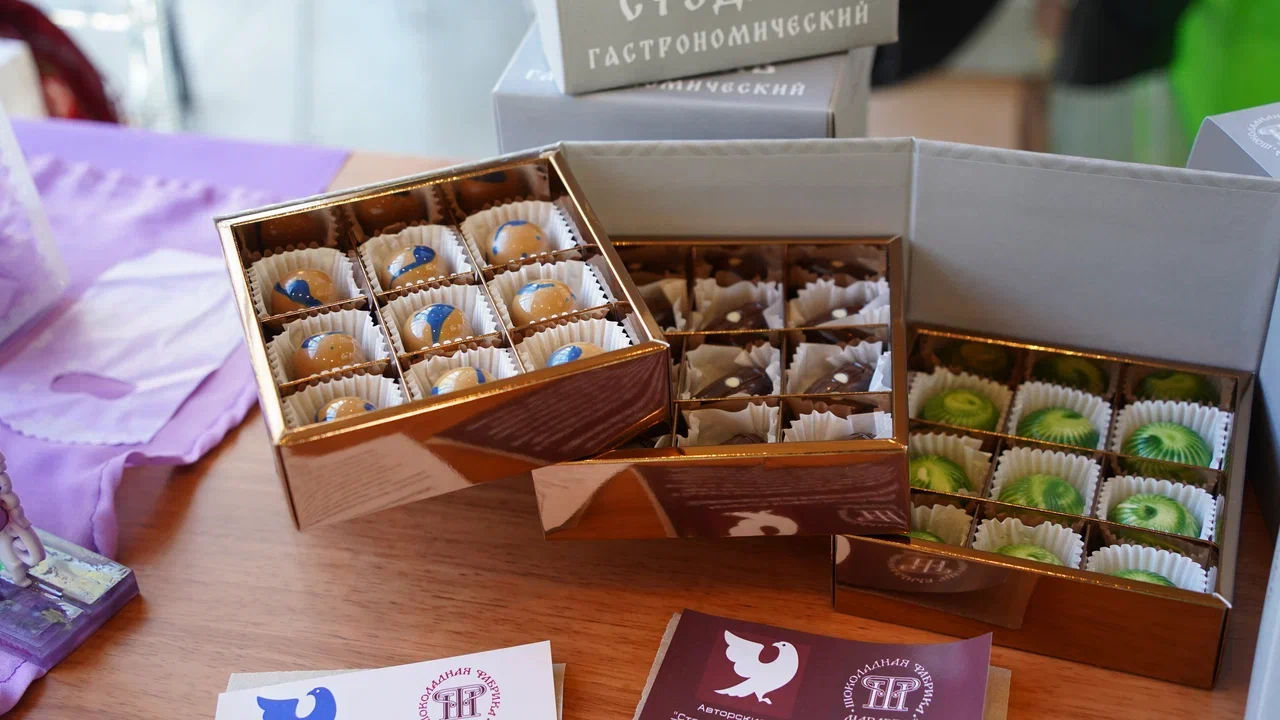 В Костромской области подвели итоги III Межрегионального конкурса «Туристский сувенир Золотого кольца». Из 165 изделий эксперты выбрали лучшие, а именно максимально соответствующие культурному коду конкретного региона. Призовые места заняли также 12 впечатляющих работ от владимирских мастеров. Предлагаем на них взглянуть!