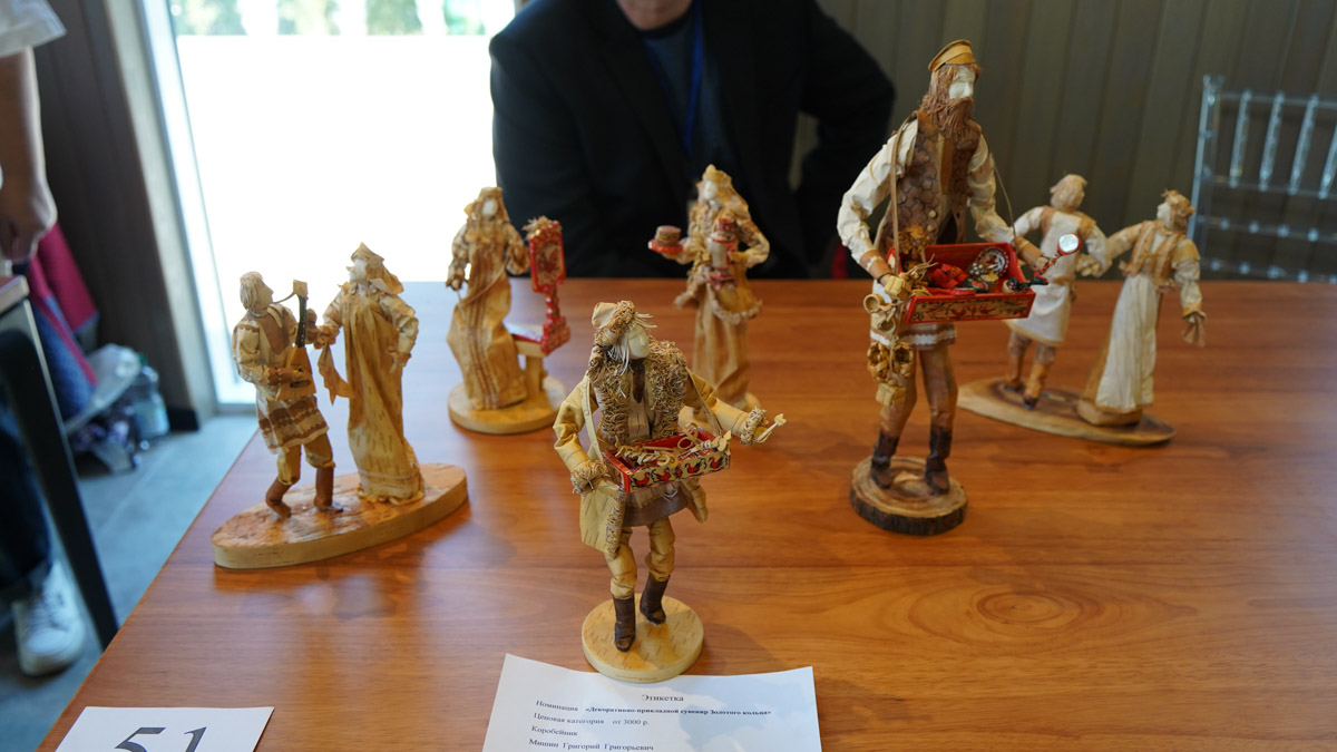 В Костромской области подвели итоги III Межрегионального конкурса «Туристский сувенир Золотого кольца». Из 165 изделий эксперты выбрали лучшие, а именно максимально соответствующие культурному коду конкретного региона. Призовые места заняли также 12 впечатляющих работ от владимирских мастеров. Предлагаем на них взглянуть!