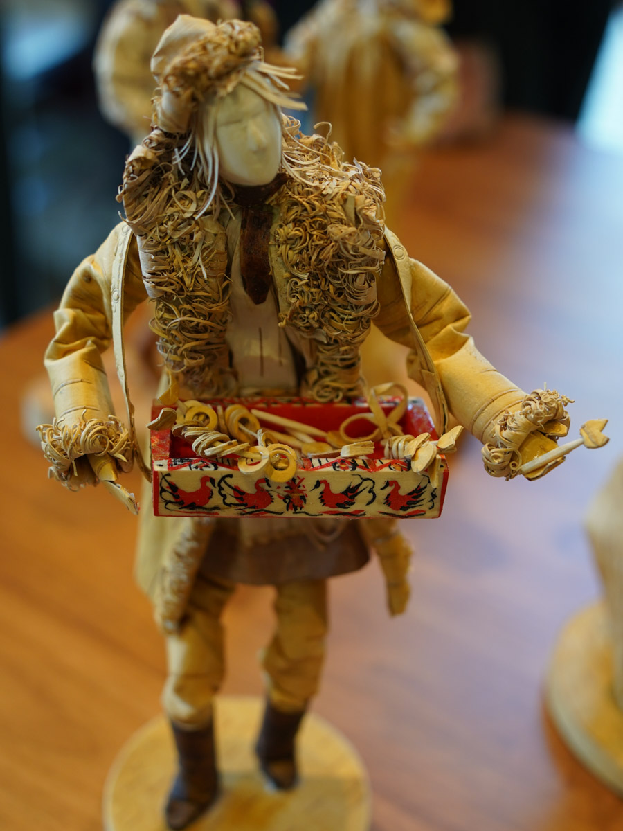 В Костромской области подвели итоги III Межрегионального конкурса «Туристский сувенир Золотого кольца». Из 165 изделий эксперты выбрали лучшие, а именно максимально соответствующие культурному коду конкретного региона. Призовые места заняли также 12 впечатляющих работ от владимирских мастеров. Предлагаем на них взглянуть!