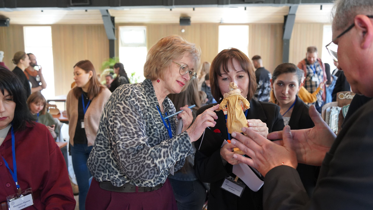 В Костромской области подвели итоги III Межрегионального конкурса «Туристский сувенир Золотого кольца». Из 165 изделий эксперты выбрали лучшие, а именно максимально соответствующие культурному коду конкретного региона. Призовые места заняли также 12 впечатляющих работ от владимирских мастеров. Предлагаем на них взглянуть!