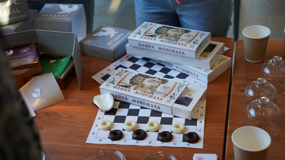 В Костромской области подвели итоги III Межрегионального конкурса «Туристский сувенир Золотого кольца». Из 165 изделий эксперты выбрали лучшие, а именно максимально соответствующие культурному коду конкретного региона. Призовые места заняли также 12 впечатляющих работ от владимирских мастеров. Предлагаем на них взглянуть!