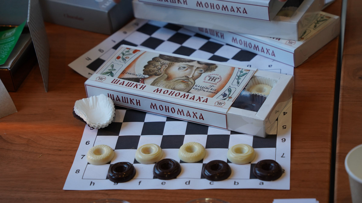 В Костромской области подвели итоги III Межрегионального конкурса «Туристский сувенир Золотого кольца». Из 165 изделий эксперты выбрали лучшие, а именно максимально соответствующие культурному коду конкретного региона. Призовые места заняли также 12 впечатляющих работ от владимирских мастеров. Предлагаем на них взглянуть!