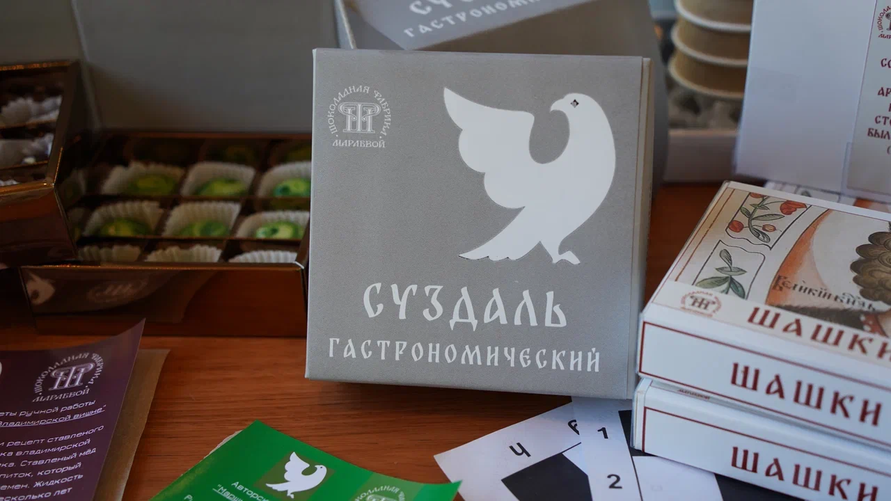 В Костромской области подвели итоги III Межрегионального конкурса «Туристский сувенир Золотого кольца». Из 165 изделий эксперты выбрали лучшие, а именно максимально соответствующие культурному коду конкретного региона. Призовые места заняли также 12 впечатляющих работ от владимирских мастеров. Предлагаем на них взглянуть!