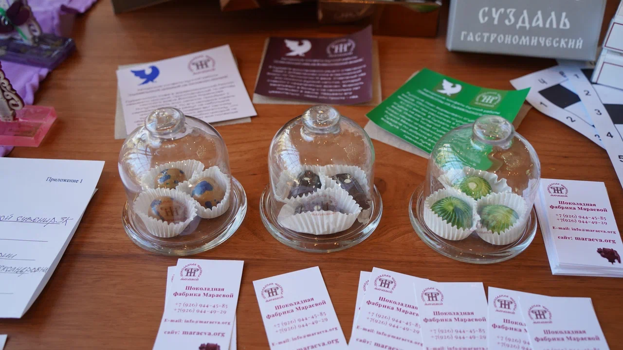 В Костромской области подвели итоги III Межрегионального конкурса «Туристский сувенир Золотого кольца». Из 165 изделий эксперты выбрали лучшие, а именно максимально соответствующие культурному коду конкретного региона. Призовые места заняли также 12 впечатляющих работ от владимирских мастеров. Предлагаем на них взглянуть!