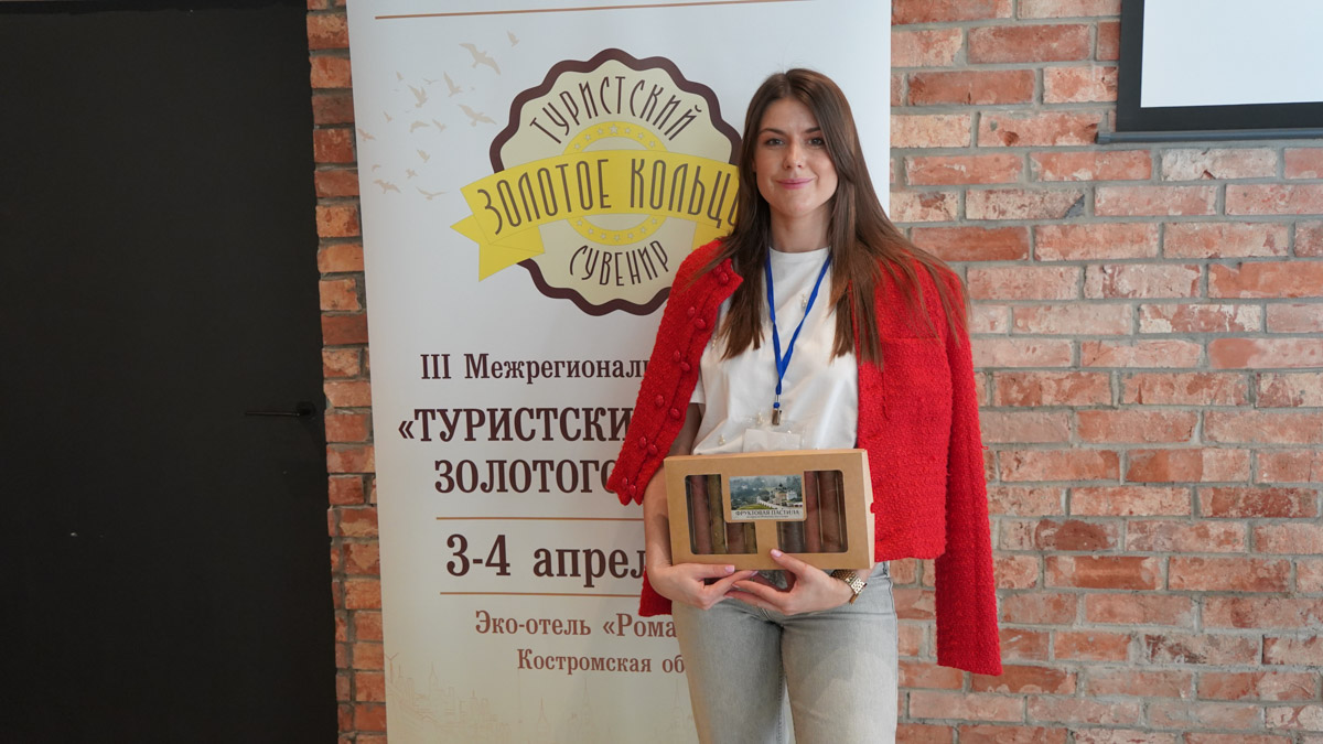 В Костромской области подвели итоги III Межрегионального конкурса «Туристский сувенир Золотого кольца». Из 165 изделий эксперты выбрали лучшие, а именно максимально соответствующие культурному коду конкретного региона. Призовые места заняли также 12 впечатляющих работ от владимирских мастеров. Предлагаем на них взглянуть!