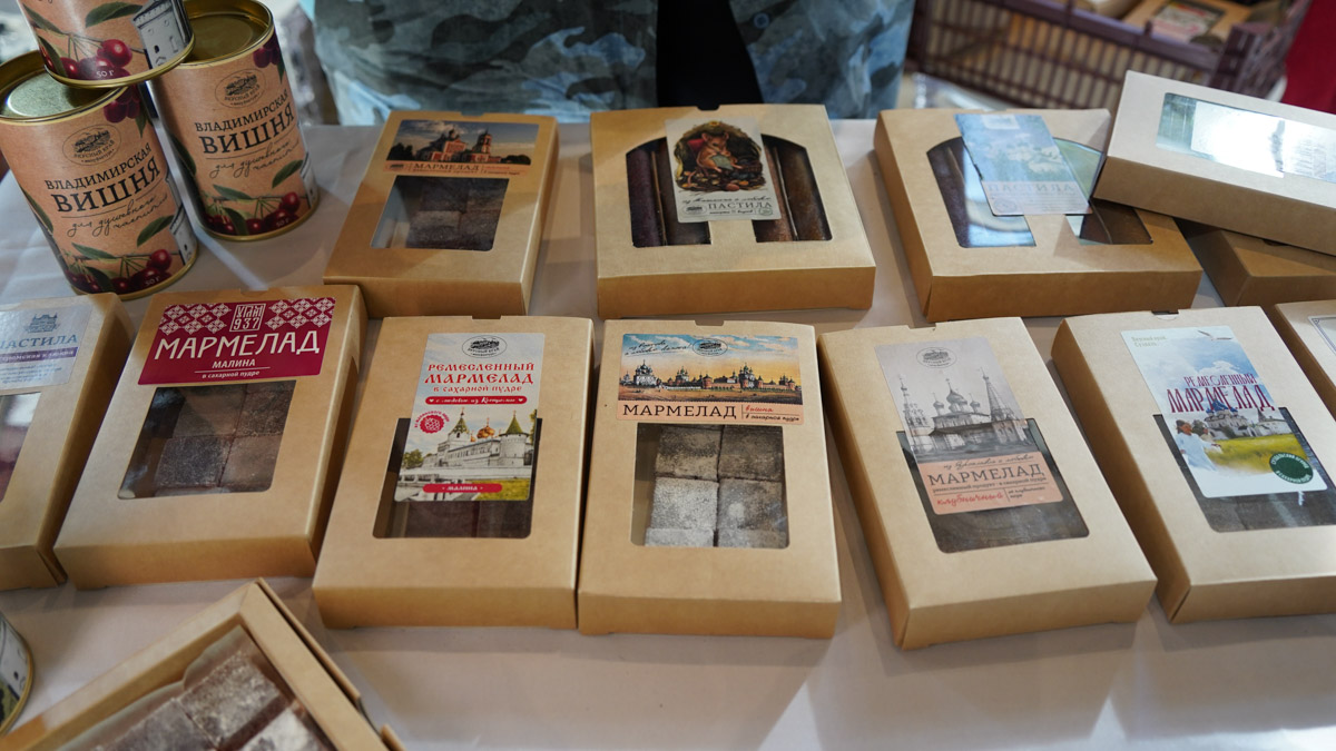 В Костромской области подвели итоги III Межрегионального конкурса «Туристский сувенир Золотого кольца». Из 165 изделий эксперты выбрали лучшие, а именно максимально соответствующие культурному коду конкретного региона. Призовые места заняли также 12 впечатляющих работ от владимирских мастеров. Предлагаем на них взглянуть!