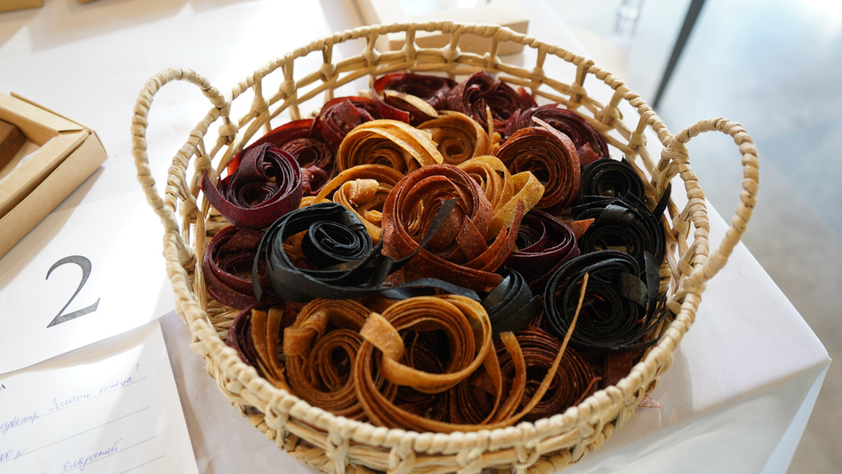 В Костромской области подвели итоги III Межрегионального конкурса «Туристский сувенир Золотого кольца». Из 165 изделий эксперты выбрали лучшие, а именно максимально соответствующие культурному коду конкретного региона. Призовые места заняли также 12 впечатляющих работ от владимирских мастеров. Предлагаем на них взглянуть!