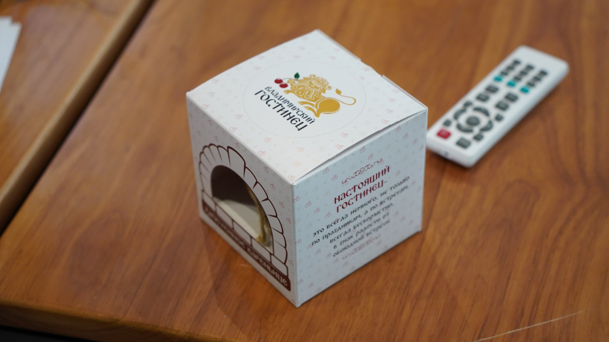 В Костромской области подвели итоги III Межрегионального конкурса «Туристский сувенир Золотого кольца». Из 165 изделий эксперты выбрали лучшие, а именно максимально соответствующие культурному коду конкретного региона. Призовые места заняли также 12 впечатляющих работ от владимирских мастеров. Предлагаем на них взглянуть!