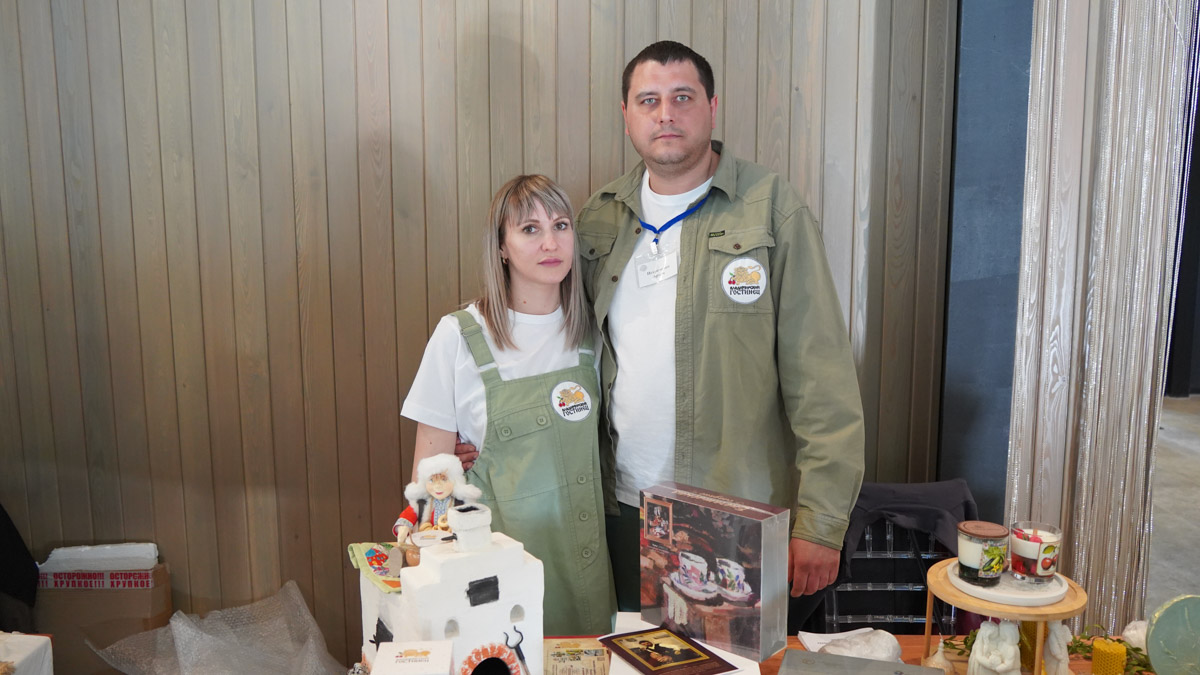 В Костромской области подвели итоги III Межрегионального конкурса «Туристский сувенир Золотого кольца». Из 165 изделий эксперты выбрали лучшие, а именно максимально соответствующие культурному коду конкретного региона. Призовые места заняли также 12 впечатляющих работ от владимирских мастеров. Предлагаем на них взглянуть!