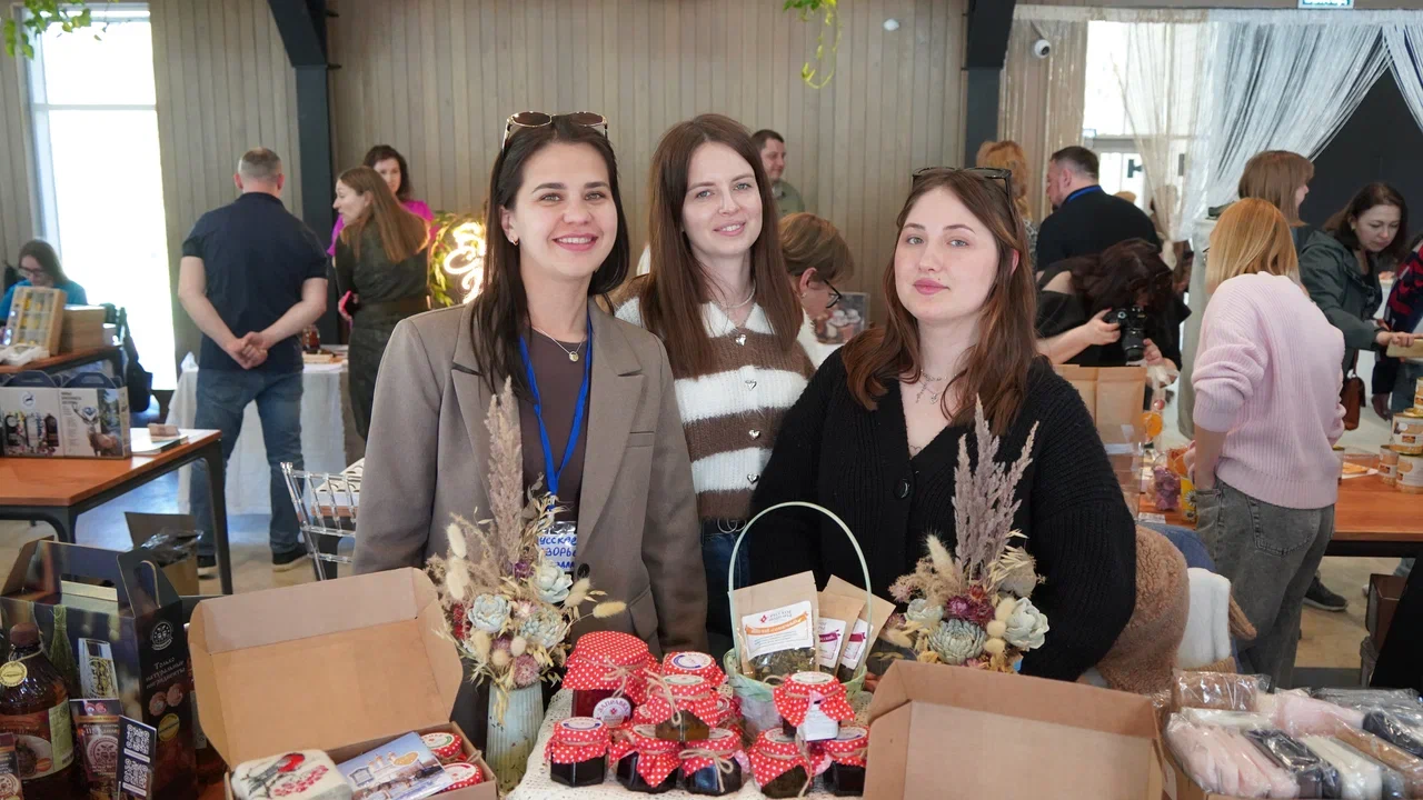 В Костромской области подвели итоги III Межрегионального конкурса «Туристский сувенир Золотого кольца». Из 165 изделий эксперты выбрали лучшие, а именно максимально соответствующие культурному коду конкретного региона. Призовые места заняли также 12 впечатляющих работ от владимирских мастеров. Предлагаем на них взглянуть!