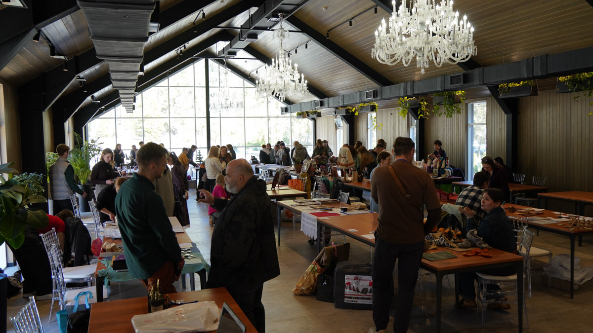 В Костромской области подвели итоги III Межрегионального конкурса «Туристский сувенир Золотого кольца». Из 165 изделий эксперты выбрали лучшие, а именно максимально соответствующие культурному коду конкретного региона. Призовые места заняли также 12 впечатляющих работ от владимирских мастеров. Предлагаем на них взглянуть!