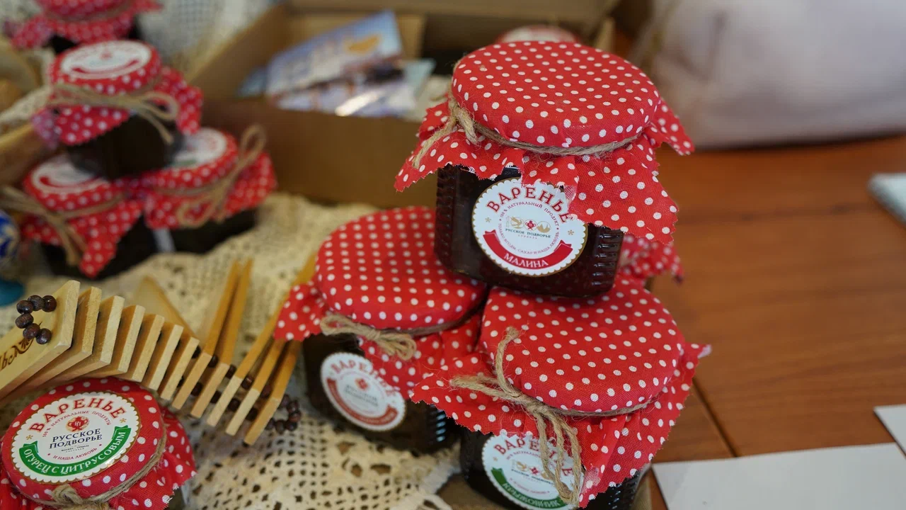 В Костромской области подвели итоги III Межрегионального конкурса «Туристский сувенир Золотого кольца». Из 165 изделий эксперты выбрали лучшие, а именно максимально соответствующие культурному коду конкретного региона. Призовые места заняли также 12 впечатляющих работ от владимирских мастеров. Предлагаем на них взглянуть!