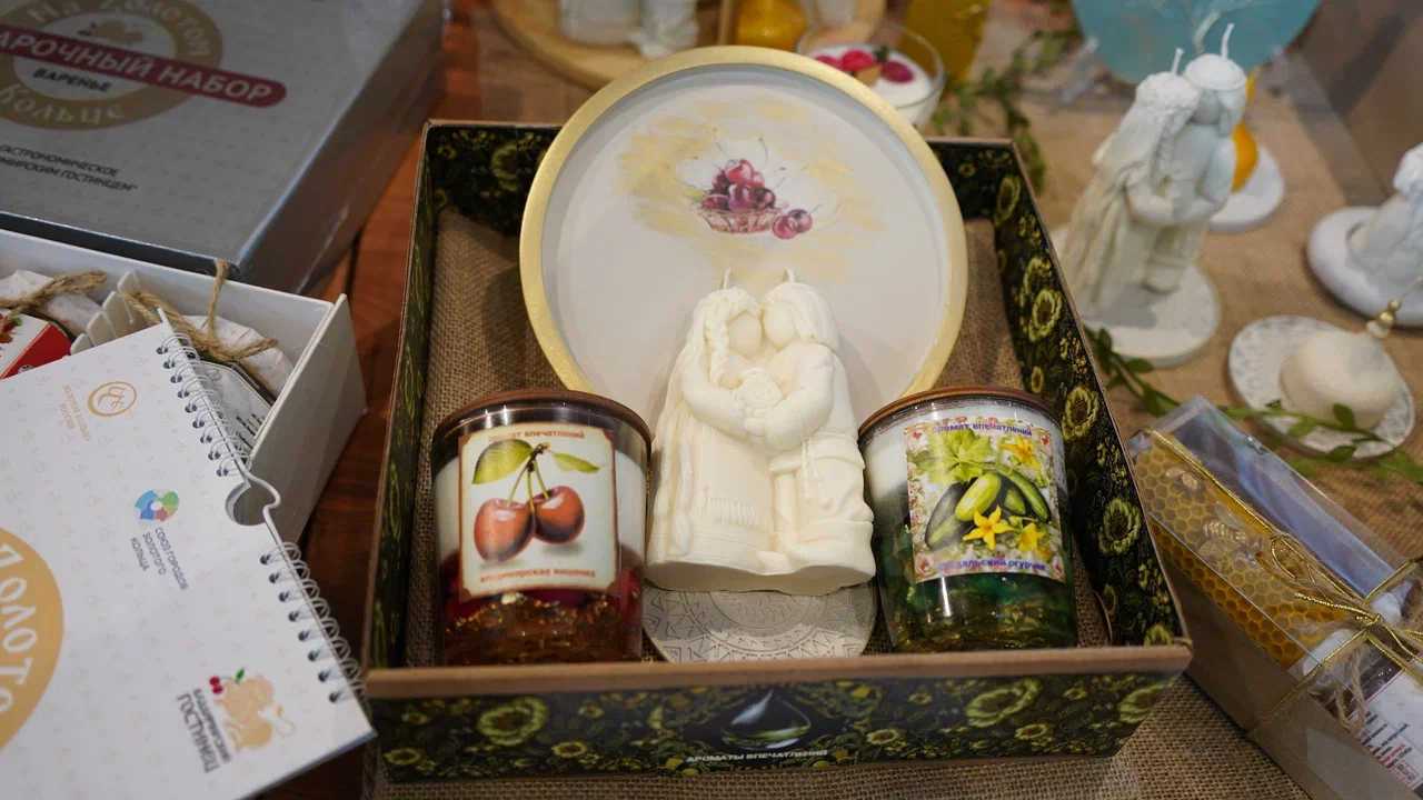 В Костромской области подвели итоги III Межрегионального конкурса «Туристский сувенир Золотого кольца». Из 165 изделий эксперты выбрали лучшие, а именно максимально соответствующие культурному коду конкретного региона. Призовые места заняли также 12 впечатляющих работ от владимирских мастеров. Предлагаем на них взглянуть!