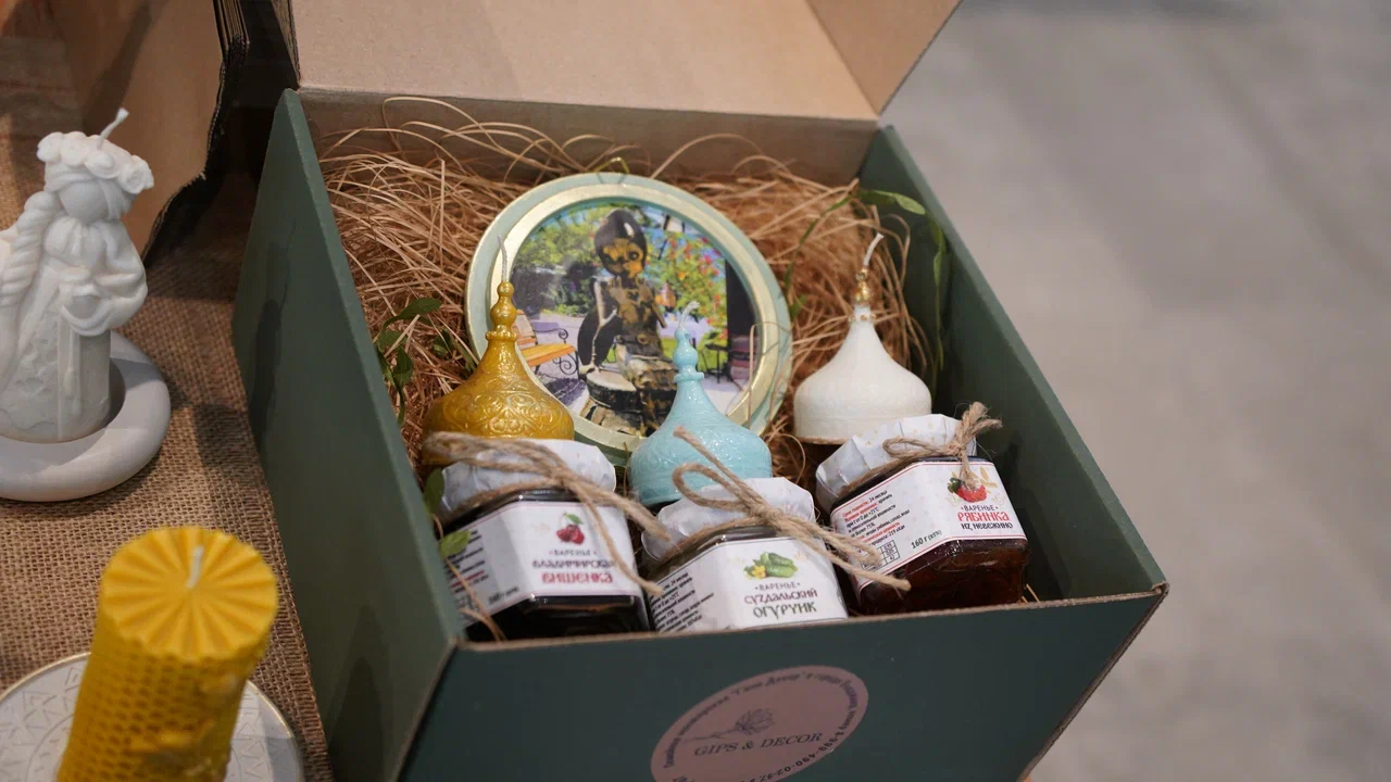 В Костромской области подвели итоги III Межрегионального конкурса «Туристский сувенир Золотого кольца». Из 165 изделий эксперты выбрали лучшие, а именно максимально соответствующие культурному коду конкретного региона. Призовые места заняли также 12 впечатляющих работ от владимирских мастеров. Предлагаем на них взглянуть!