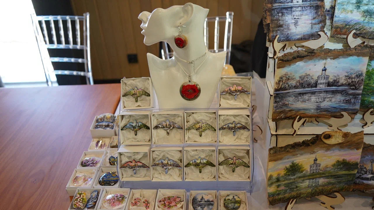 В Костромской области подвели итоги III Межрегионального конкурса «Туристский сувенир Золотого кольца». Из 165 изделий эксперты выбрали лучшие, а именно максимально соответствующие культурному коду конкретного региона. Призовые места заняли также 12 впечатляющих работ от владимирских мастеров. Предлагаем на них взглянуть!