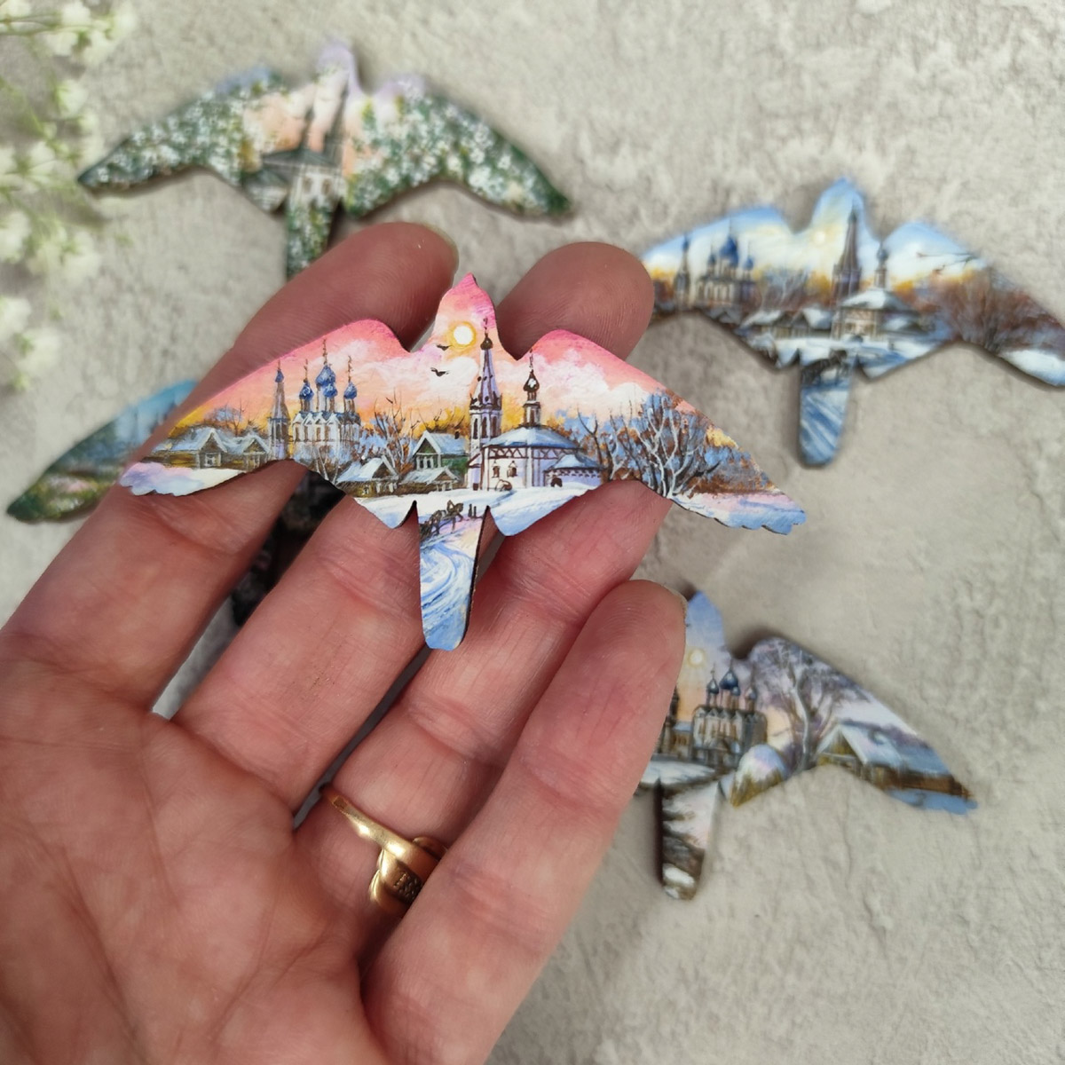 В Костромской области подвели итоги III Межрегионального конкурса «Туристский сувенир Золотого кольца». Из 165 изделий эксперты выбрали лучшие, а именно максимально соответствующие культурному коду конкретного региона. Призовые места заняли также 12 впечатляющих работ от владимирских мастеров. Предлагаем на них взглянуть!